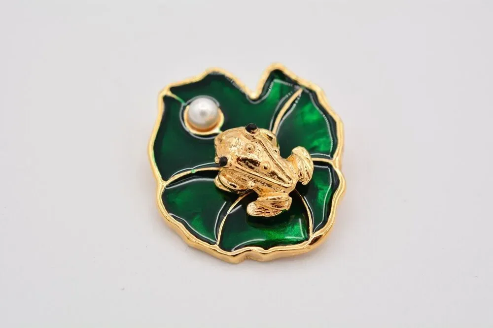 JJI Vintage Frog Pin Brooch Lily Pad Pearl Green Gold Tone Enamel Signed BinAT